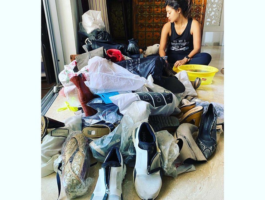 देबीना ने जूतों की सफाई की तस्वीरें अपने इंस्टा फैंस के साथ शेयर की हैं। पोस्ट शेयर करते हुए लिखा है- मैंने खुद को ही क्वारटीन कर रखा है। मेरे पास कई सारे काम हैं। मैंने अपने जूते तो साफ कर लिए हैं। आप लोग क्या कर रहे हैं?