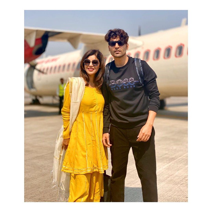 देबीना ने एक्टर गुरमीत सिंह संग शादी रचाई है। दोनों शूटिंग के दौरान पहली बार मिले थे जिसके बाद आगे चलकर दोनों ने साथ रहने का फैसला कर लिया। रामायण में गुरमीत राम बने थे।