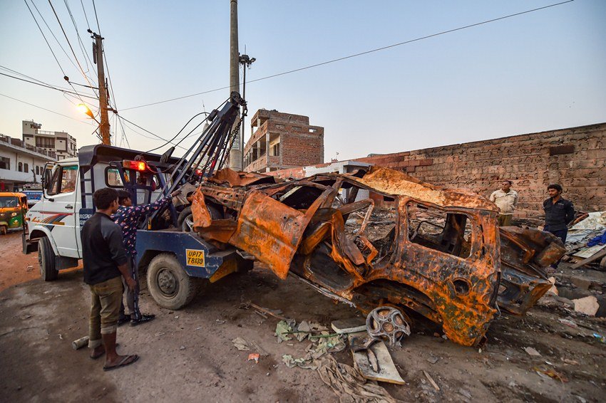 Scroll के मुताबिक रॉड पर चाकू बांध कर सड़क पर निकले इस शख्‍स ने बताया कि उसका कोई भी निजी नुकसान नहीं हुआ, फिर भी वह सड़क पर उतरा। उसने अपने कदम को सही ठहराते हुए स्‍क्रॉल रिपोर्टर से ही सवाल किया- आप नहीं करोगे अगर आपके मोहल्ले वालों को कोई छेड़ेगा तो? (PTI Photo)