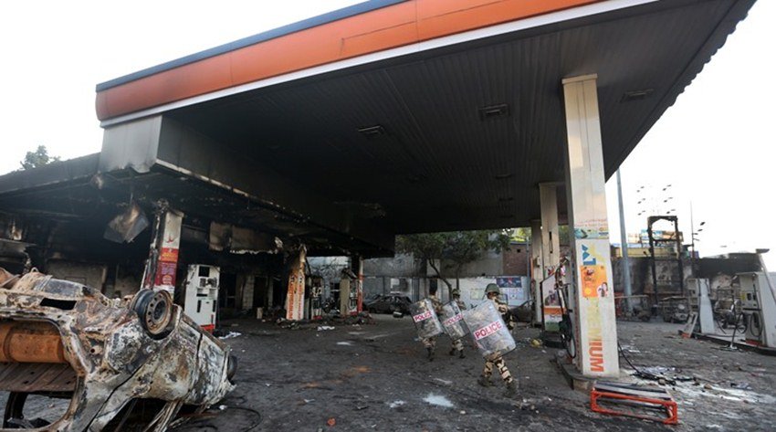 बता दें कि भजनपुरा में जिस पेट्रोल पंप का जिक्र उस शख्‍स ने किया है, उपद्रवियों ने उसे आग के हवाले कर दिया था। 24 फरवरी को ही करावल नगर में कई दुकानों और मकानों में आग लगा दी गई थी।