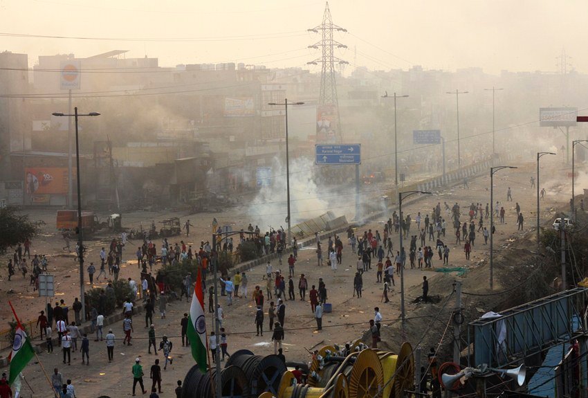 बता दें कि 24 फरवरी को नागरिकता संशोधन कानून को लेकर इसके समर्थक और विरोधी आमने-सामने आ गए थे। दोनों के बीच भड़की हिंसा ने देखते ही देखते साम्प्रदायिक दंगे का रूप ले लिया था।(AP Photo)