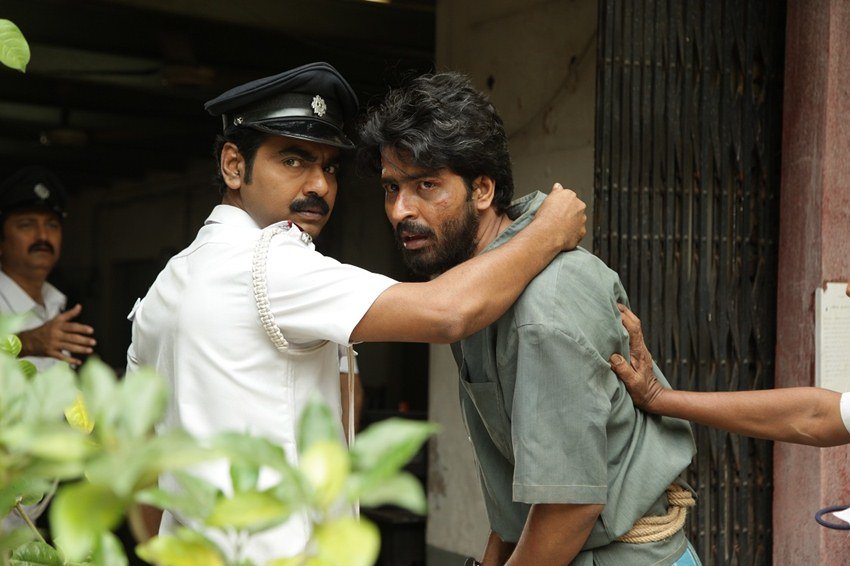 कोलकाता जघन्य रेप कांड का दोषी धनंजय चटर्जी फांसी के ऐन पहले काली मां की पूजा कर रहा था। उसने अंतिम समय में जेल अघिकारियों के आगे ख्वाहिश जताई कि भक्ति गीत बजाए जाए। जेल अधिकारियों ने उसकी ये इच्छा पूरी करते हुए ना सिर्फ भक्ति गीतों का इंतजाम किया बल्कि उसके लिए काली मां की एक फोटो और और चंद फूल भी मुहैया कराए। फांसी के दौरान भी वहां भक्ति गीत बजते रहे थे।