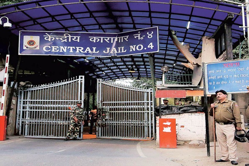 जुर्म की दुनिया में रंगा और बिल्ला शायद सबसे प्रचलित नाम थे। दोनों एक जघन्य रेप केस में फांसी की सजा दी गई थी। रंगा और बिल्ला ने कोई अंतिम इच्छा तो नहीं बताई थी लेकिन वहां कुछ ऐसा हुआ जिसकी चर्चा आज भी होती है। दरअसल फांसी पर लटकने के 2 घंटे बाद भी रंगा जिंदा रह गया था। उसे दोबारा से फांसी दी गई थी।