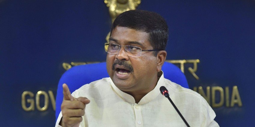 पेट्रोलियम मंत्री धर्मेंद्र प्रधान की बेटी दिल्ली के प्रतिष्ठित लेडी श्रीराम कॉलेज से ग्रैजुएशन कर रही हैं।