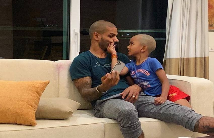 कोरोना के चलते क्वारेंटाइन में है शिखर धवन, पैंस संग शेयर कर रहे बेटे की नादानियां