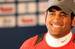 MS Dhoni comeback Updates: फैंस कर रहे महेंद्र सिंह धोनी का इंतजार, माही को वर्ल्ड कप टीम में देखना चाहते हैं सुनील गावस्कर