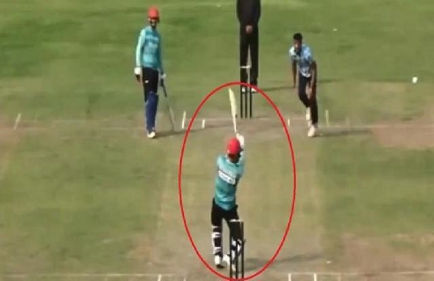 राशिद ने खेला हलीकॉप्टर शॉट (फोटो सोर्स-twitter) राशिद ने खेला हलीकॉप्टर शॉट (फोटो सोर्स-twitter)