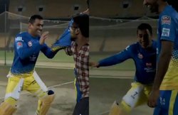 VIDEO: MS Dhoni को नहीं कोरोनावायरस का डर: मैदान में घुसे फैन से मिलाया हाथ, सेल्फी मांगने पर खेली लुका-छिपी