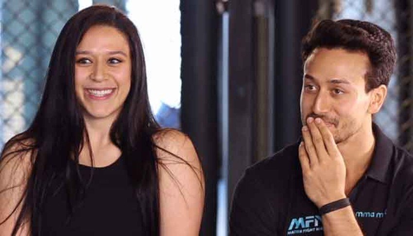 दिशा की इन तस्वीरों पर लाखों लाइक्स और हजारों कमेंट्स आए। लेकिन सबसे मजेदार कमेंट आया टाइगर श्रॉफ (Tiger Shroff) की बहन कृष्णा का।