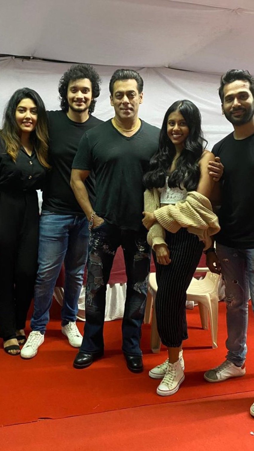 कुछ मीडिया रिपोर्ट्स की मानें तो दिशानी चक्रवर्ती को सलमान खान लॉन्च करने वाले हैं। दिशानी सलमान खान की बहुत बड़ी फैन हैं। सलमान और मिथुन में भी बहुत अच्छी दोस्ती है।