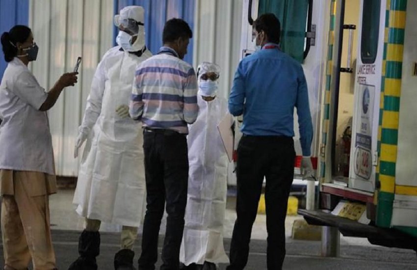 Coronavirus in India: सांस की तकलीफ के बावजूद चार निजी अस्पतालों ने डॉक्टर का इलाज़ करने से माना किया। 