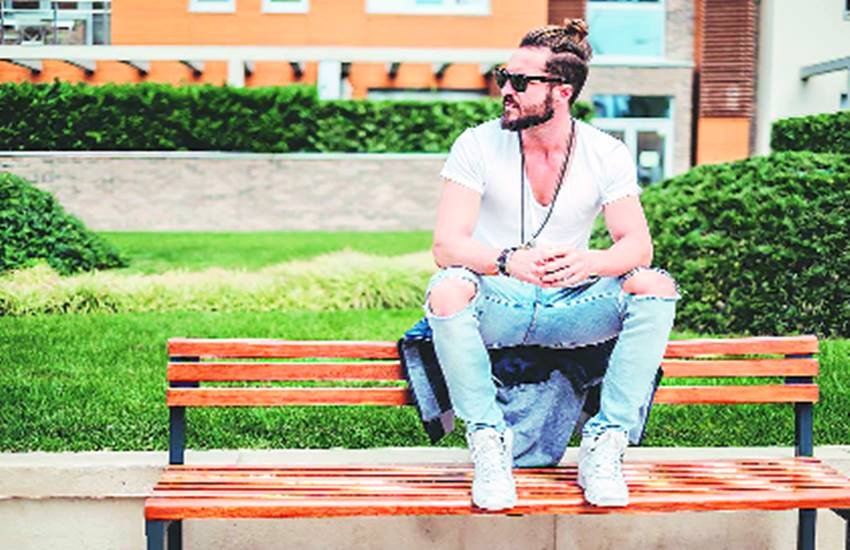 चलन के हिसाब से पहनावे।