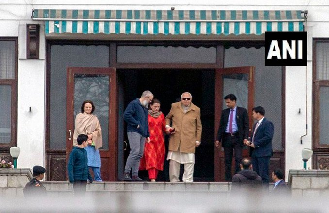 जम्मू कश्मीर: सात महीने बाद बेटे उमर से मिले फारूख अब्दुल्ला, भावुक नजर आए दोनों नेता