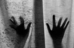 यूपी: छात्रा से गैंगरेप के बाद डाला लोहे का रिंच, पुलिस की कई टीमें जांच में जुटीं