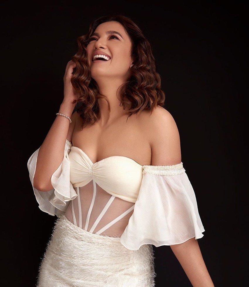 फैंस इन तस्वीरों में गौहर की मुस्कान पर फिदा नजर आ रहे हैं। लोग लिख रहे हैं कि आपकी ये मुस्कान बेशकीमती है..ये यूं ही बनी रहे।