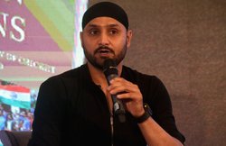 VIDEO: पुलिस को मारने वाली भीड़ पर हरभजन सिंह हुए आग बबूला, गाली देकर निकाला गुस्सा