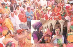 Brij Holi 2020: ब्रज की अनूठी होली, गुलाल, लड्डू, फूल, लाठी, कोड़ा…