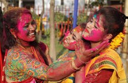 Holi 2020: होली के रंगों से स्किन और बालों को हो सकता है नुकसान, बचने के लिए फॉलो करें ये जरूरी टिप्स