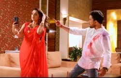 रंग लगाने को बेताब निरहुआ लेकिन TikTok पर बिजी हैं Amrapali Dubey, रिलीज हुआ होली का मजेदार सॉन्ग