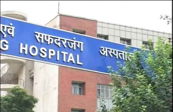 दिल्ली के सफदरजंग अस्पताल में कोरोना के संदिग्ध मरीज ने 7वीं मंजिल से कूद दी जान, सिडनी से लौटा था