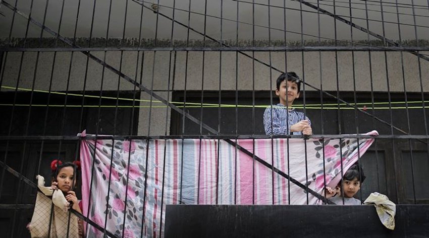 पीएम नरेंद्र मोदी (PM Narendra Modi) ने देशभर में 14 अप्रैल तक लॉकडाउन (Lockdown) का ऐलान किया है। लोगों को अपने घर से निकलने के लिए मना कर दिया गया है। पीएम के ऐलान से पहले भी देश के तमाम हिस्सों में लॉकडाउन जारी था। बॉलीवुड सेलेब्स भी अपने घरों में ही कैद हैं। इन सबके बीच फिल्म सेलेब्स एक दूसरे से जुड़ने के अलग-अलग तरीके अपना रहे हैं। कोई अंताक्षरी खेलकर दोस्तों से कनेक्ट है तो कोई वीडियो कॉलिंग से।