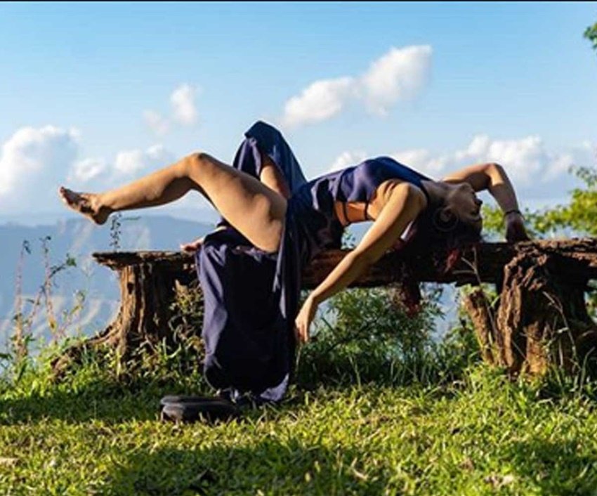 इरा फिल्म इंडस्ट्री से दूर हैं लेकिन वह आए दिन अपने ग्लैमरस फोटोशूट को लेकर चर्चा में रहती हैं।