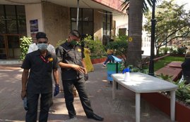 एक यूजर ने लिखा कि मंदिर परिसर में उसके हाथों पर गोमूत्र छिड़का गया। (Photo: Raju P. Nair/Twitter)