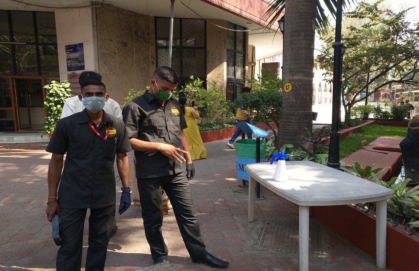 एक यूजर ने लिखा कि मंदिर परिसर में उसके हाथों पर गोमूत्र छिड़का गया। (Photo: Raju P. Nair/Twitter) एक यूजर ने लिखा कि मंदिर परिसर में उसके हाथों पर गोमूत्र छिड़का गया। (Photo: Raju P. Nair/Twitter)