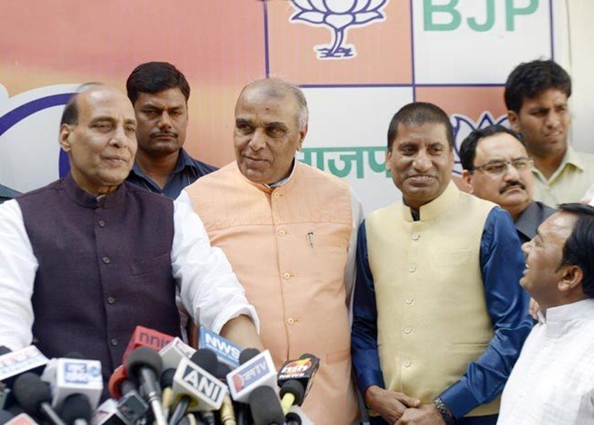 यूपी में कांग्रेस के बड़े नेताओं में शुमार जगदम्बिका पाल ने 2014 लोकसभा चुनावों से ठीक पहले कांग्रेस पार्टी छोड़ दी थी। वह भी बीजेपी में चले गए थे। पाल एक दिन के लिए यूपी के सीएम भी रह चुके हैं। फिलहाल वह बीजेपी के टिकट पर डुमरियागंज से लोकसभा सांसद हैं। वह 2014 में भी बीजेपी के टिकट पर लोकसभा पहुंचे थे।