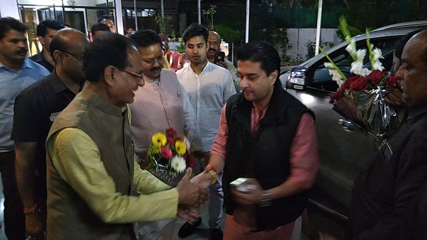 शिवराज सिंह चौहान ने कहा- आज हम ये संकल्प करते हैं कि पाप की, अत्याचार की, अन्याय की भ्रष्टाचार की लंका को जब तक जलाकर राख नहीं कर देते चुप नहीं बैठेंगे। हम चैन की सांस नहीं लेंगे, लेकिन रावण की लंका पूरी तरह जलानी है तो विभीषण की जरूरत होती है मेरे भाई। और अब सिंधिया जी हमारे साथ हैं मिलकर लड़ेंगे इनको धराशायी करेंगे।