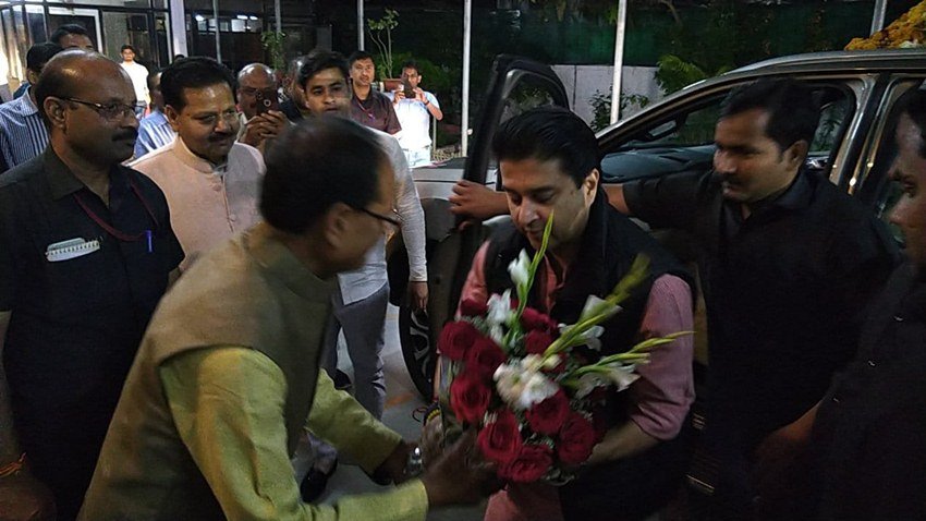 यहीं पर शिवराज सिंह चौहान ने भी ज्योतिरादित्य सिंधिया का पार्टी में स्वागत करते हुए उनकी जमकर तारीफ की। हालांकि इस दौरान उन्होंने कमलनाथ सरकार पर निशाना साधते-साधते ज्योतिरादित्य सिंधिया की तुलना विभीषण से कर डाली।