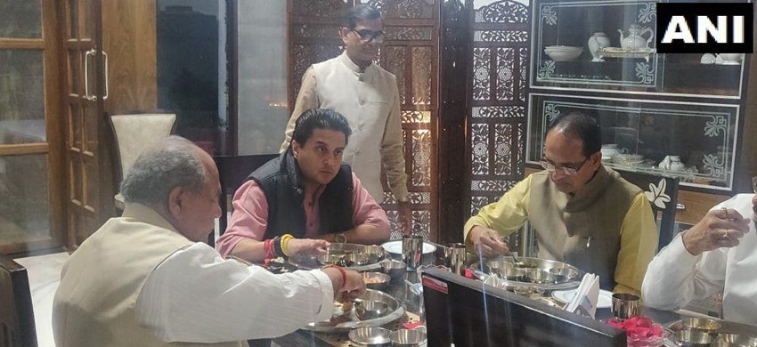 इसके बाद ज्योतिरादित्य सिंधिया को शिवराज सिंह चौहान अपने घर डिनर पर ले गए। सिंधिया के साथ केंद्रीय मंत्री नरेंद्र सिंह तोमर भी रहे।