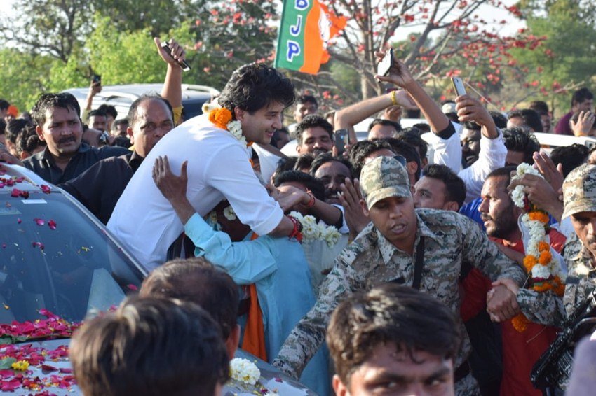 भोपाल के बीजेपी प्रदेश कार्यालय में ज्योतिरादित्य ने कार्यकर्ताओं को संबोधित भी किया।