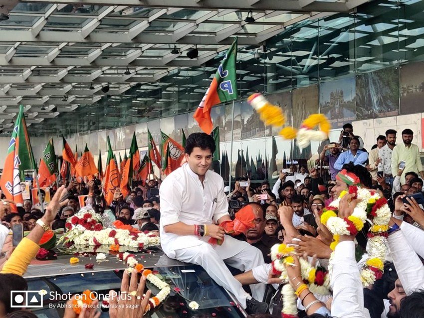 गुरुवार को दोपहर में ज्योतिरादित्य सिंधिया भोपाल पहुंचे। यहां बीजेपी कार्यकर्ताओं ने उनका भव्य स्वागत किया।