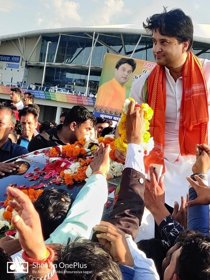 ज्योतिरादित्य को फूल-माला और ढोल-नगाड़ों के साथ गर्मजोशी से पार्टी कार्यालय तक ले जाया गया।