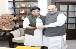 अमित और राजनाथ सिंह से ज्योतिरादित्य सिंधिया ने की मुलाकात, सोशल मीडिया यूजर्स बोले- गिरने की भी हद होती है