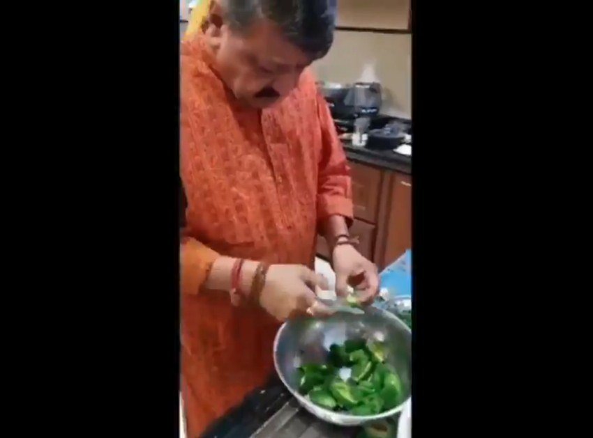 वीडियो में कैलाश विजयवर्गीय अपने घर की रसोई में दिख रहे हैं। वह भरवा शिमला मिर्च बनाने के लिए खुद से मिर्च काटने और मसाला तैयार करने जैसे काम कर रहे हैं।