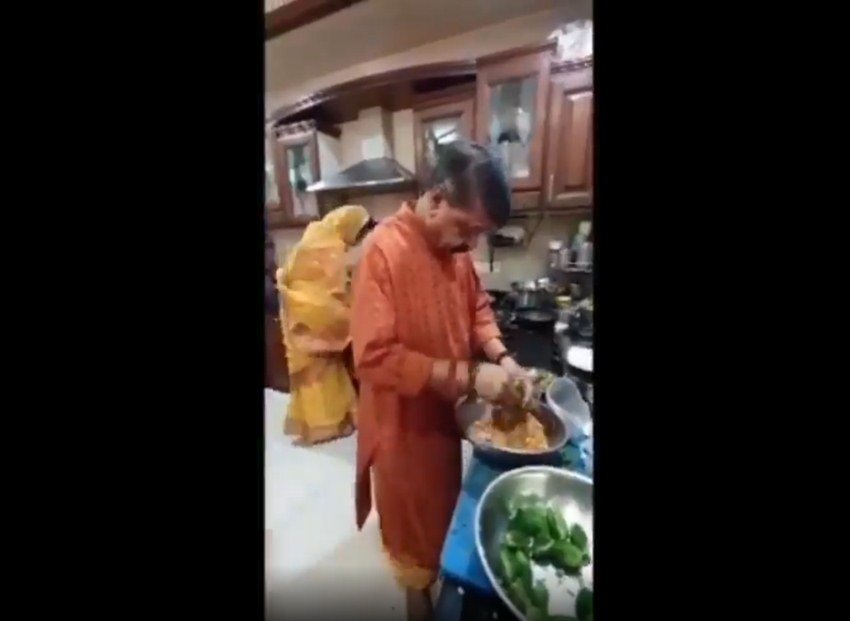 हालांकि इस दौरान परिवार के कुछ लोग किचन में आते-जाते दिख रहे हैं लेकिन विजयवर्गीय अपने काम में लीन हैं।