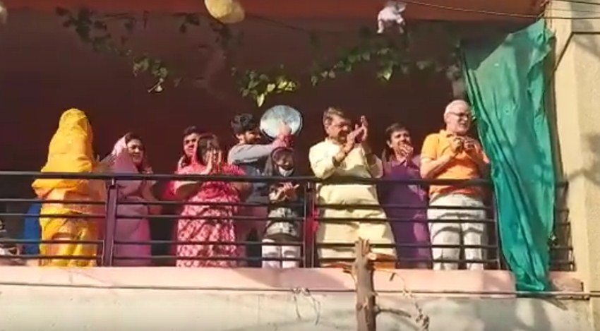 शाम को बीजेपी नेता ने बालकनी में खड़े हो कर कोरोना से बचाव में जुटे लोगों के सम्मान में ताली और घंटी भी बजाई।