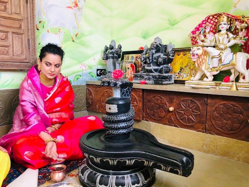 इस तस्वीर में कंगना का पूजाघर दिखाई दे रहा है। घर के मंदिर में ही शिवलिंग की स्थापना की गई है।
