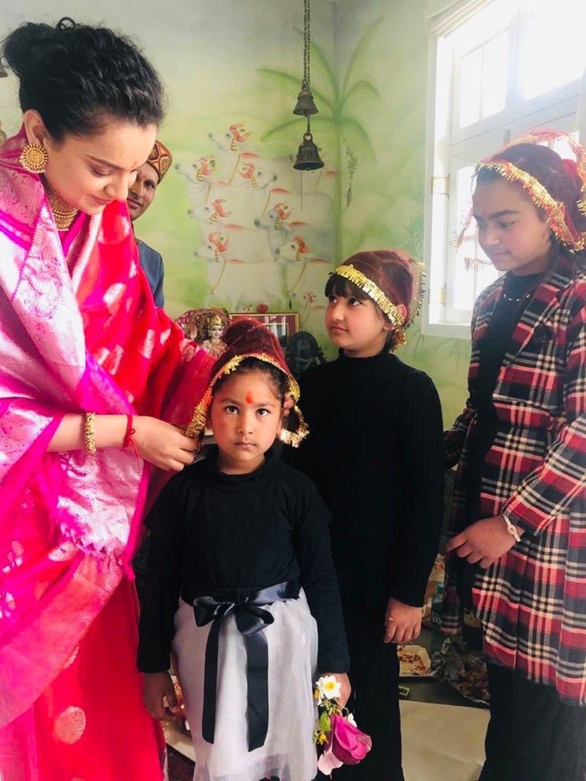 वर्कफ्रंट की बात करें तो कंगना रनौत तमिलनाडु की दिंवगत मुख्यमंत्री जयललिता की बायोपिक 'थलाइवी' जून में रिलीज होने वाली है। इससे पहले उनकी फिल्म पंगा रिलीज हुई थी जो बॉक्सऑफिस पर कुछ खास नहीं कर पाई।<a href="https://www.jansatta.com/photos/picture-gallery/kangana-ranaut-life-struggle-and-unknown-facts-on-her-birthday/1356698/“>जब कंगना रनौत को नहाने से हो गई थी नफरत, कई दिनों तक ऐसे ही रह जाती थीं