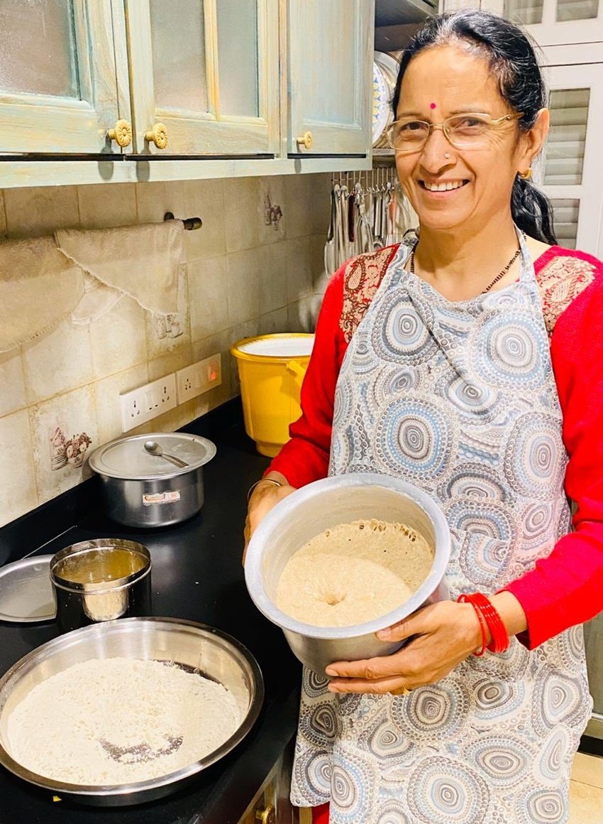 कंगना के जन्मदिन पर उनकी मां ने बेटी के लिए हिमचली पकवान बनाए थे।