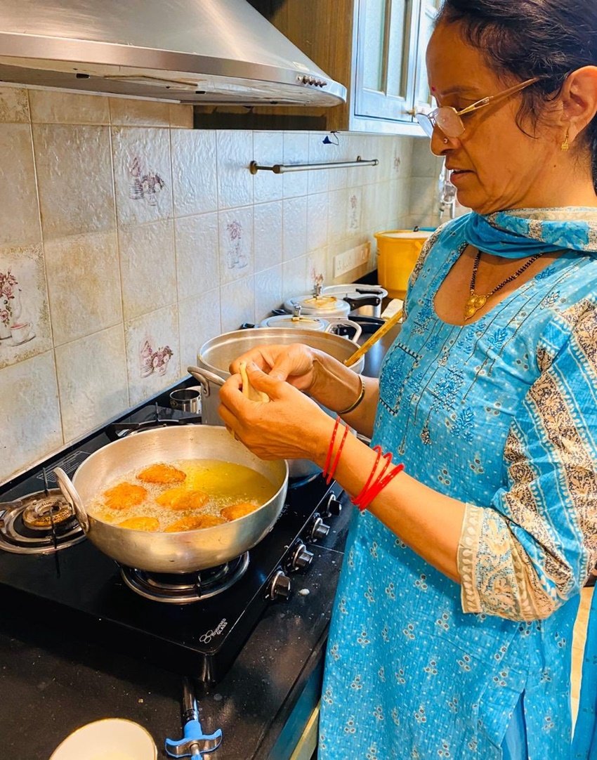 इस तस्वीर में कंगना का किचन दिख रहा है। किचन में उनकी मां बेटी के जन्मदिन पर उसके पसंद की चीजें बना रही हैं।