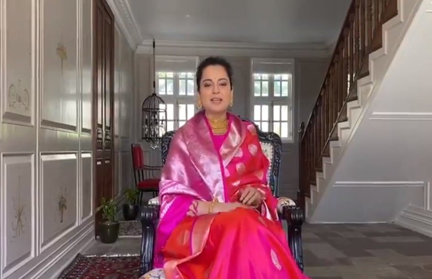 कंगना रनौत (Kangana Ranaut) का नाम बॉलीवुड की टॉप अभिनेत्रियों में शुमार है। पद्मश्री से सम्मानित कंगना रनौत ने अपने करियर में एक से एक शानदार फिल्में की हैं। हिमाचल के एक साधारण से परिवार से निकल मायानगरी में अपनी सफलता के झंडे गाड़ने वालीं कंगना रनौत अपनी जड़ों से जुड़ी रहती हैं। कोरोना वायरस के प्रकोप के चलते जैसे ही ये ऐलान हुआ कि फिल्मों की शूटिंग रोकी जा रही है वह तुरंत अपने होम टाउन पहुंच गईं। वह हिमाचल में ही परिवार के साथ अपना खाली समय बिता रही हैं। कंगना की बहन रंगोली ने उनकी कुछ तस्वीरें शेयर की हैं जिनमें कंगना के घर के अंदर का नजारा दिख रहा है। आइए देखते हैं बॉलीवुड की क्वीन कंगना का घर अंदर से कैसा दिखता है: