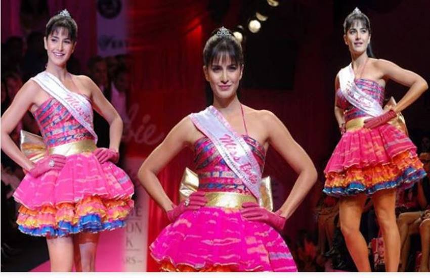 दिखने में बेहद खूबसूरत कैटरीना कैफ ने 14 साल की उम्र में अपना पहला ब्यूटी कांटेस्ट जीता था और वो बॉलीवुड की पहली ऐसी अभिनेत्री बन गई थीं जिन्होंने दुनियाभर में मशहूर बार्बी डॉल का ड्रेस पहन कर रैंप वॉक की थी।