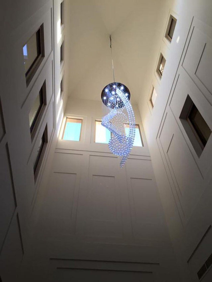 घर में बेहद आलीशान झूमर भी लगाए गए हैं।