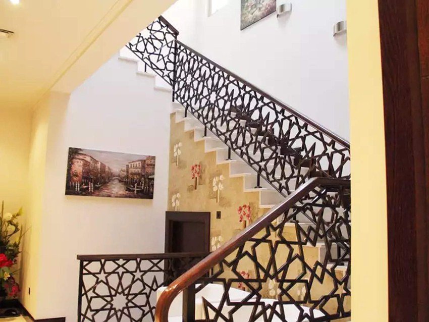 घर के अंदर ही केआरके का ऑफिस भी है।