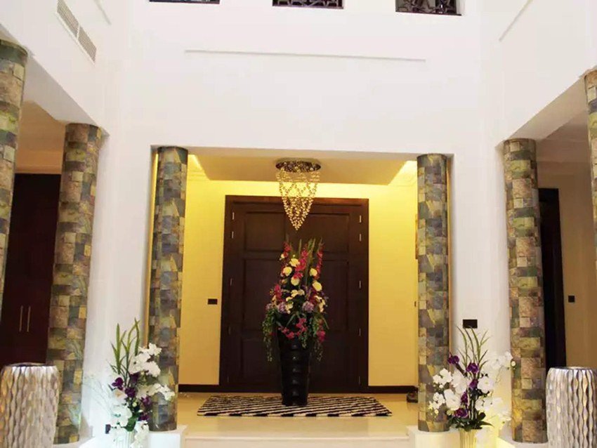 कमाल आर खान का ये बंगला बेहद आलीशान है।