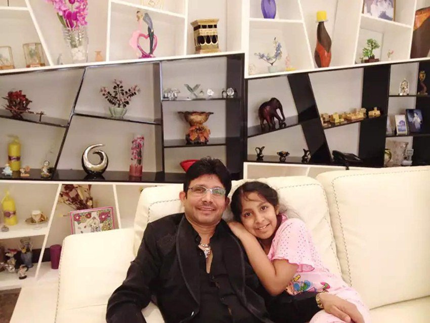 केआरके आए दिन अपने इस बंगले की तस्वीरें सोशल मीडिया में शेयर करते रहते हैं।