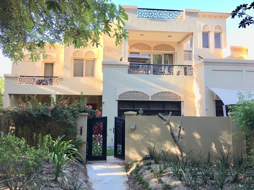 मुंबई स्थित केआरके के इस बंगले का नाम जन्नत है। जन्नत शाहरुख खान के मन्नत की ही तरह आलीशान है।